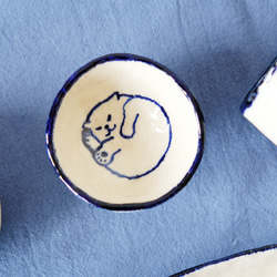 白い猫の手のピンチ手描きの3脚小皿 3枚目の画像