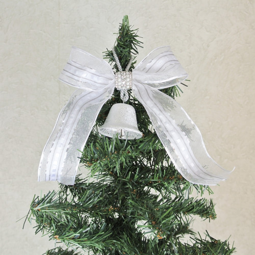 大きなクリスマスツリー 白いリボン付き 大きなクリスマスツリー 白いリボン付き