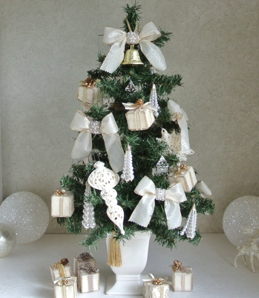 大きなクリスマスツリー 白いリボン付き