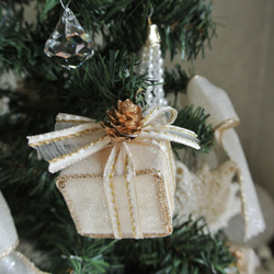 上品華やか♡リボンとプレゼントボックスのクリスマスツリー　ホワイト×ゴールド　高さ約63㎝　R&yCH48 6枚目の画像