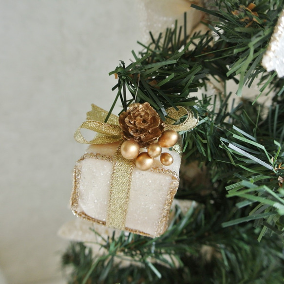 上品華やか♡リボンとプレゼントボックスのクリスマスツリー　ホワイト×ゴールド　高さ約63㎝　R&yCH48 7枚目の画像