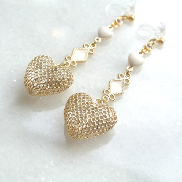 Gold heart earrings イヤリング ピアス 樹脂イヤリング  R&y138 2枚目の画像