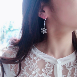 冬の煌めき Snow Silver Earrings  イヤリング　樹脂イヤリング　樹脂ノンホールピアス　R&y117 1枚目の画像