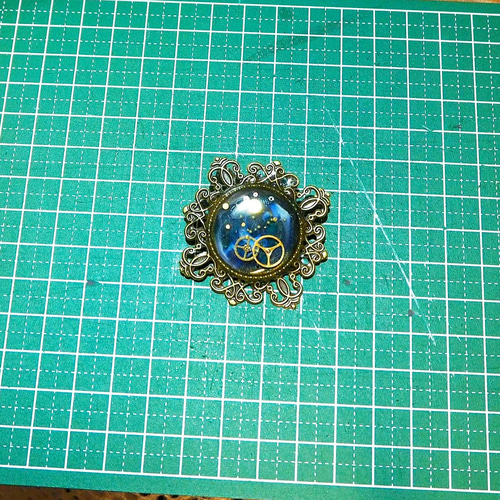 ノスタルジー」アンティークバッヂ 本物時計パーツ ブローチ kuro 