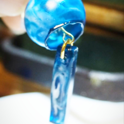 夏涼みー風鈴ー」ストラップ 青 マーブル模様 キーホルダー kuro 