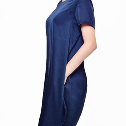 五折換季出清!!【Bella 貝拉】輕柔緞面短袖洋裝－靜謐藍 第2張的照片