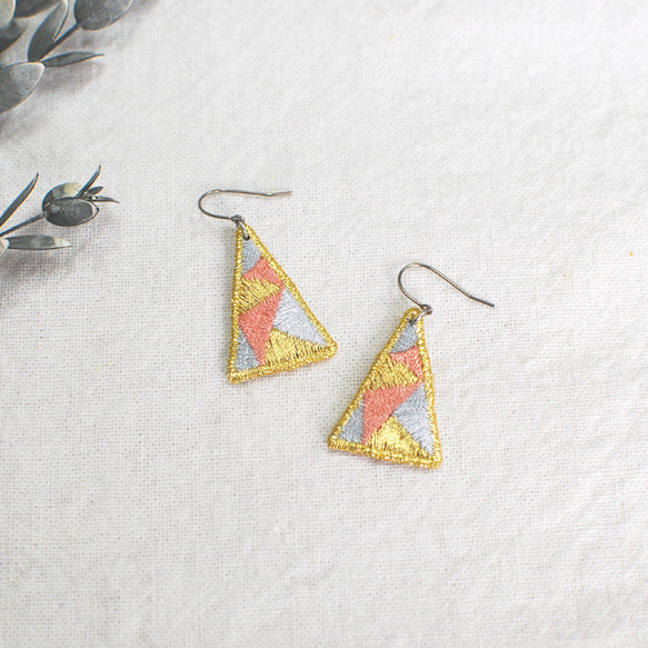 triangle 刺繍ピアス 1枚目の画像