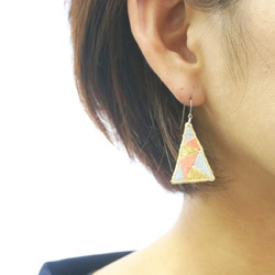 triangle 刺繍ピアス 2枚目の画像