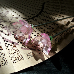 【モフイパビリオン】つぼみ付き。花の開発ヘアピン（ピンク+シルバーパウダー） 1枚目の画像