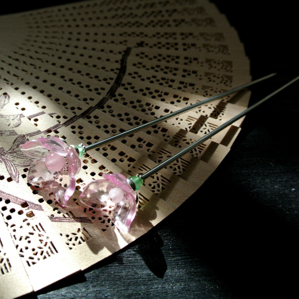 【モフイパビリオン】つぼみ付き。花の開発ヘアピン（ピンク+シルバーパウダー） 2枚目の画像