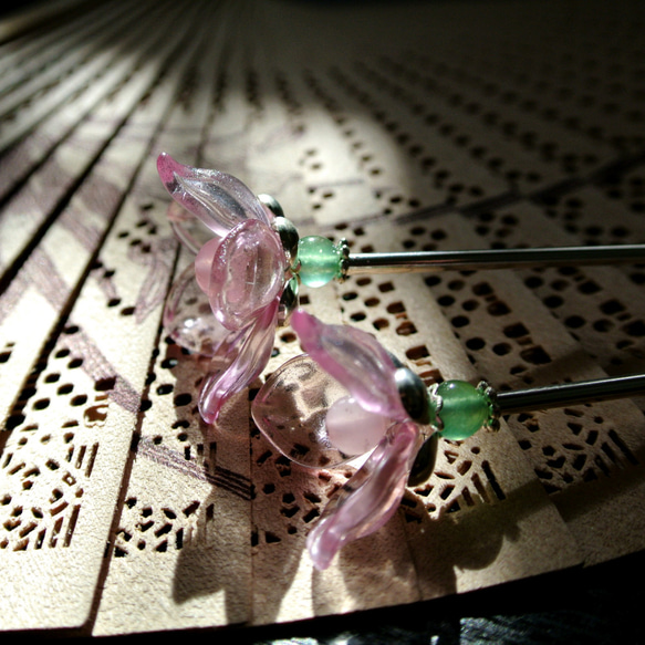 【モフイパビリオン】つぼみ付き。花の開発ヘアピン（ピンク+シルバーパウダー） 3枚目の画像