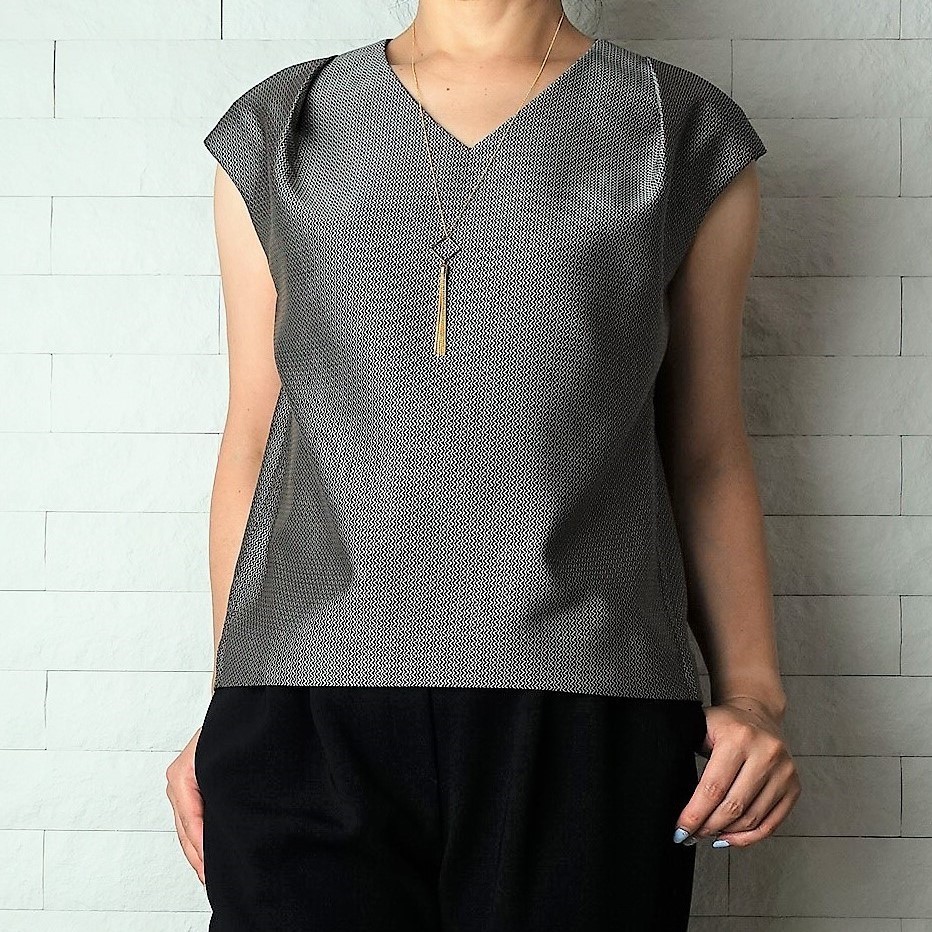 ただいま20％OFF!!  ショルダータックトップス　素材名:やまみち（ブラック)