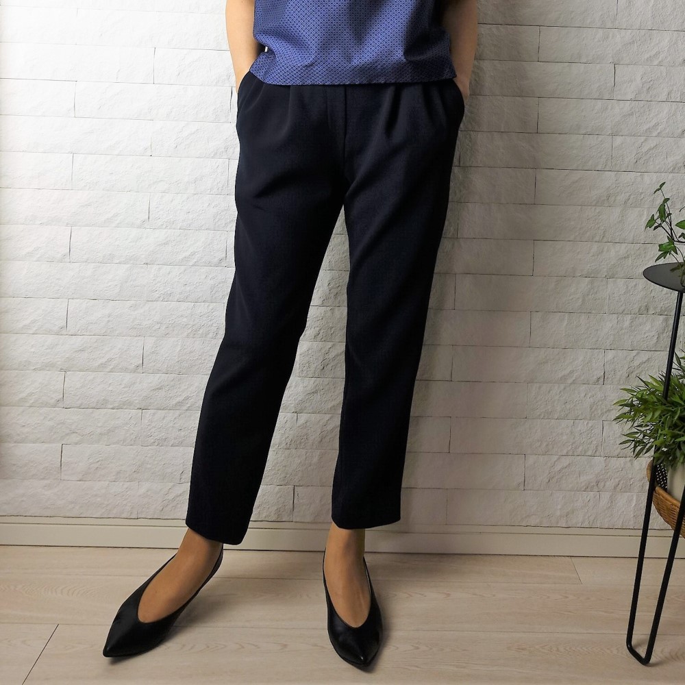 オンにもオフにも使える万能アイテム!！タックテーパードパンツ (ネイビー)