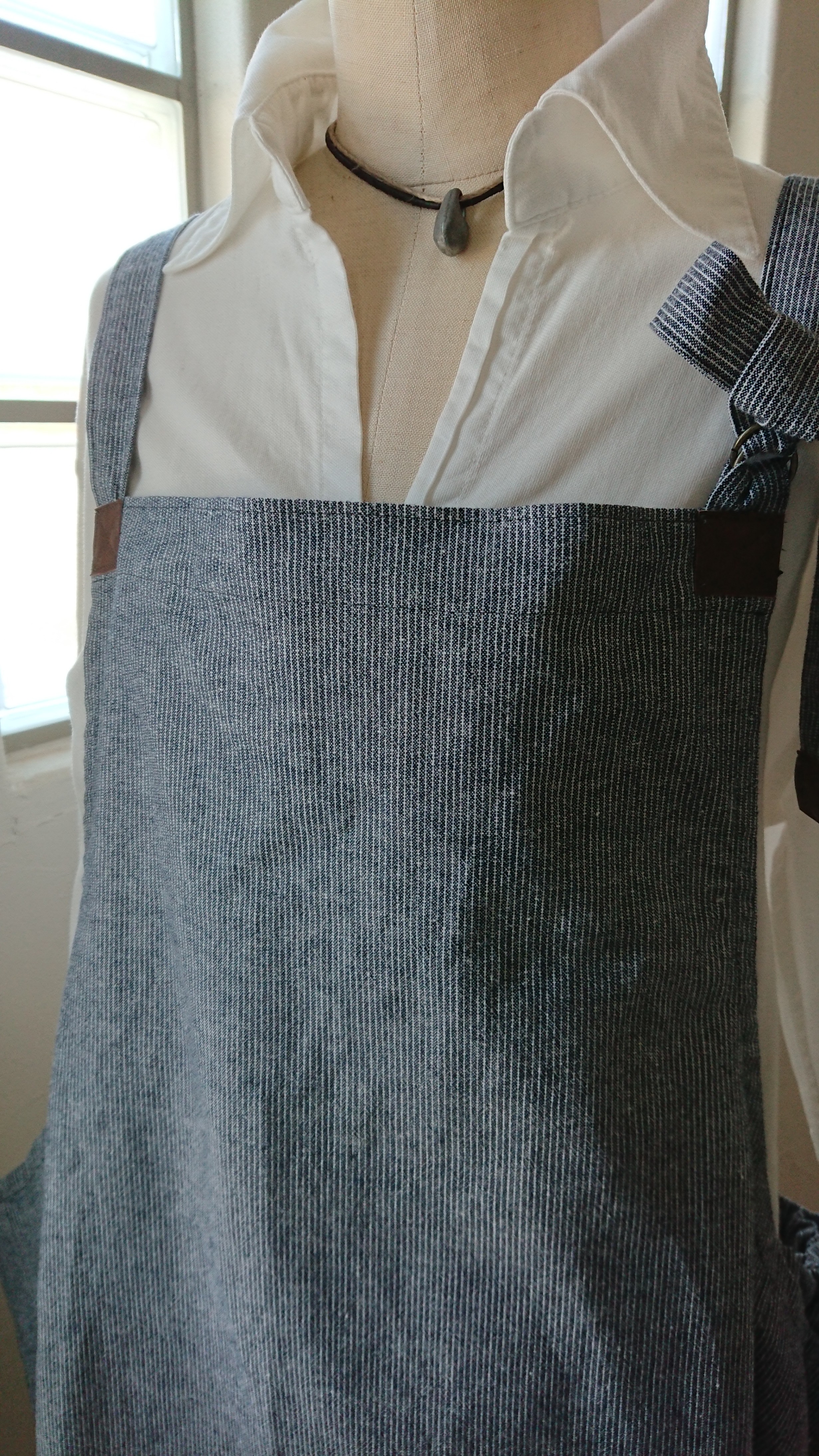 L ピンストライプ　綿麻ダンガリー再販　エプロン　キッチン　ワンピース カフェ　ガーデン　保育士