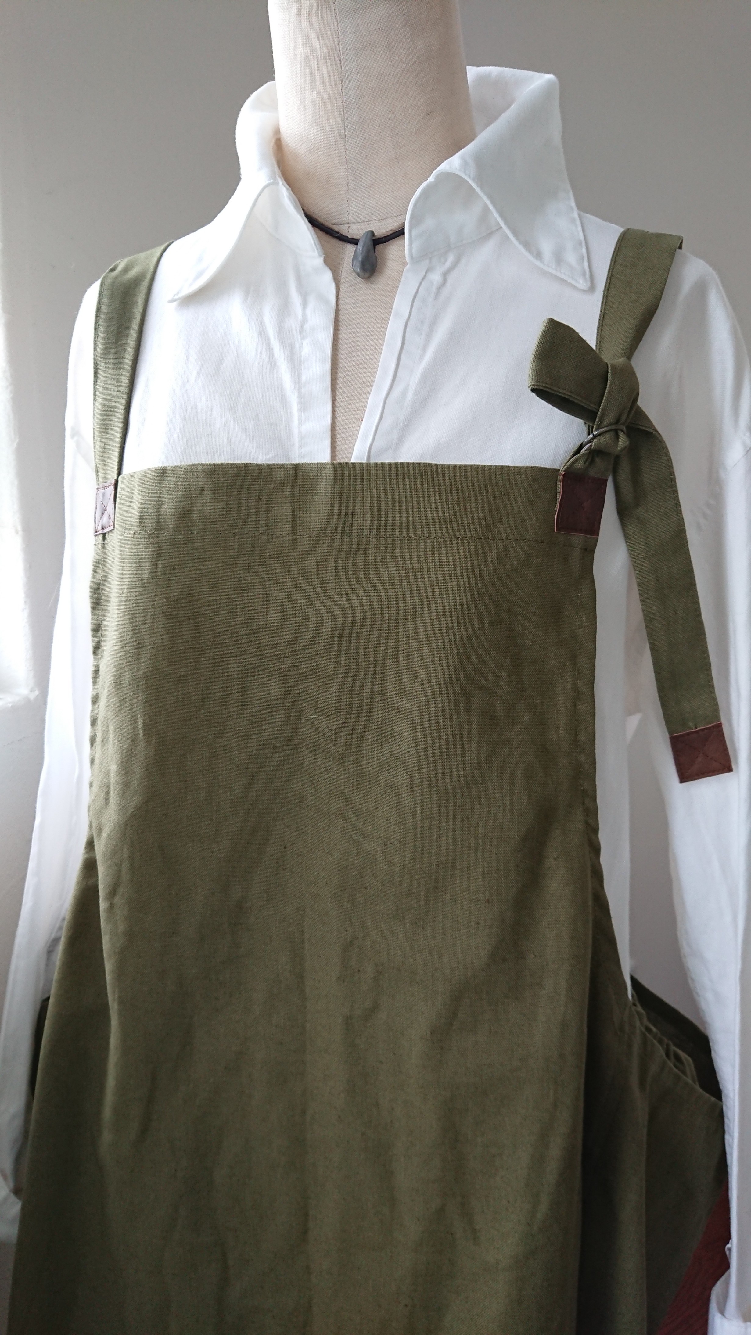 L　★綿85/麻15 オリーブ色　エプロン　エプロンワンピース　綿麻キャンバス　仕事　キッチン　カフェ