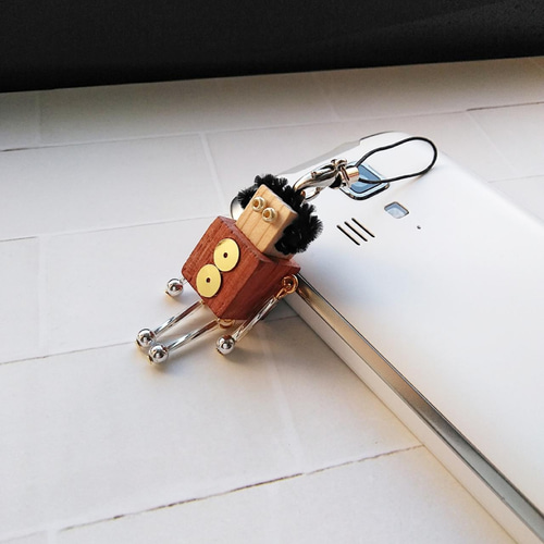 頭に受話器を乗せた黒電話ロボットストラップ☆木のハンドメイド