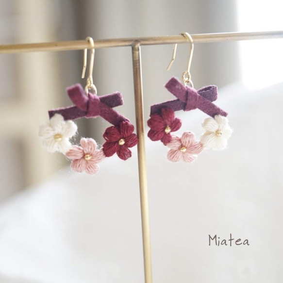 ぬくもり(リボン)＊刺繍糸アクセサリー＊手編みの小さなお花のピアス/イヤリング 2枚目の画像