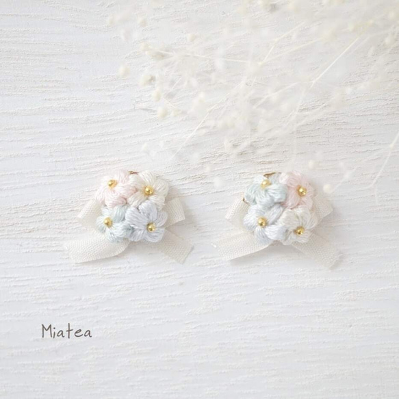 ゆめいろ（リボンブーケ）＊刺繍糸アクセサリー＊手編みの小さなお花のピアス/イヤリング 1枚目の画像