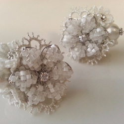 [定做]棉珍珠花朵花束耳環S（白色） 第2張的照片