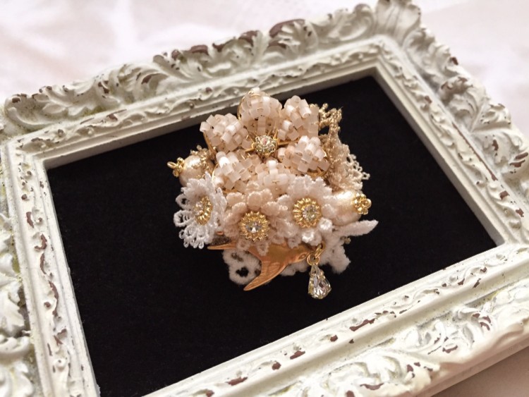 [受注制作]コットンパールとレース×幸せ運ぶツバメのブローチ（ivory）