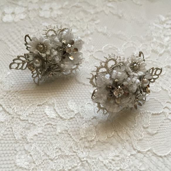 [受注制作]antique flower bijoux イヤリング(white&silver) 1枚目の画像