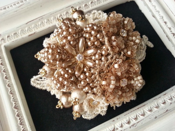 [自定義訂單]棉花珍珠和花邊花朵花束胸針（米色） 第1張的照片