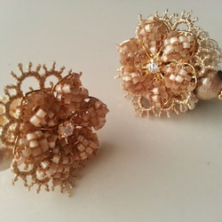 棉珍珠花朵花束耳環S（米色） 第1張的照片