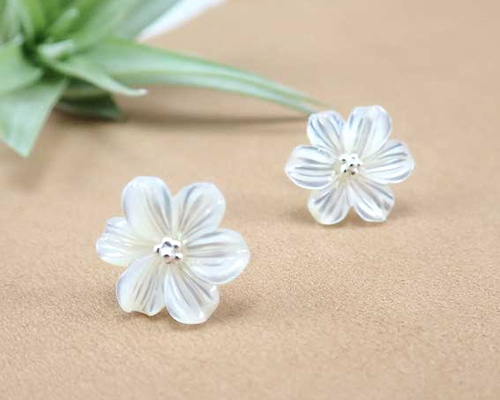 白蝶貝のお花 ピアス sv925 ピアス（スタッド・一粒） Biquette 通販