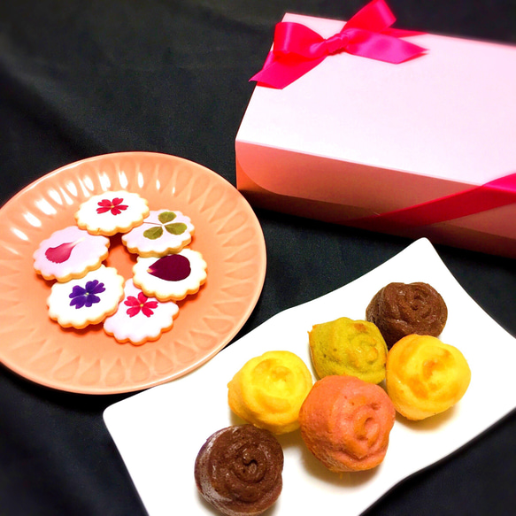 食べられる押し花クッキー&バラマドレーヌ 1枚目の画像