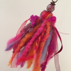 「手紡ぎ毛糸」のタッセルキーホルダー ''レード'' 3枚目の画像