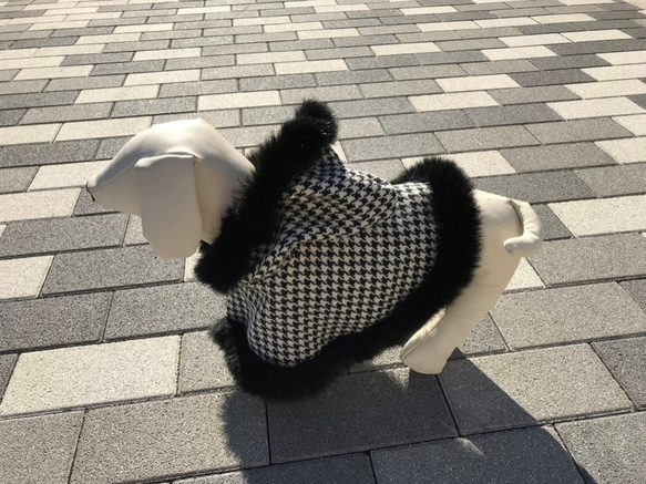 【Creema限定】犬用　暖かい高級ウール生地のマント フェイクファー付き　白黒千鳥柄　Mサイズ 2枚目の画像
