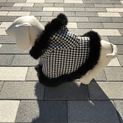 【Creema限定】犬用　暖かい高級ウール生地のマント フェイクファー付き　白黒千鳥柄　Mサイズ 3枚目の画像