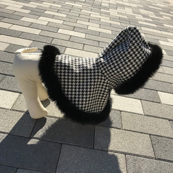【Creema限定】犬用　暖かい高級ウール生地のマント フェイクファー付き　白黒千鳥柄　Mサイズ 4枚目の画像