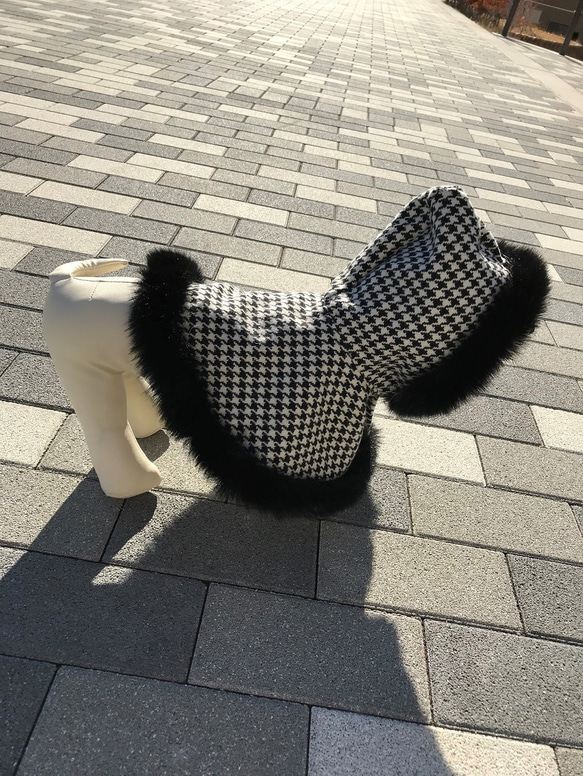 【Creema限定】犬用　暖かい高級ウール生地のマント フェイクファー付き　白黒千鳥柄　Mサイズ 4枚目の画像