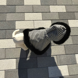 【Creema限定】犬用　暖かい高級ウール生地のマント フェイクファー付き　白黒千鳥柄　Mサイズ 6枚目の画像