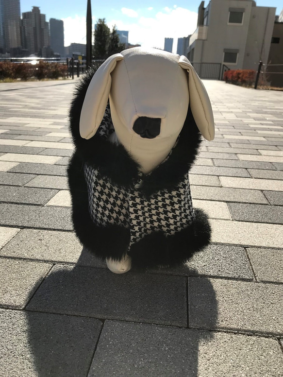 【Creema限定】犬用　暖かい高級ウール生地のマント フェイクファー付き　白黒千鳥柄　Mサイズ 7枚目の画像