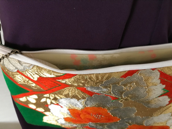 帯リメイク　金襴緞子（きんらんどんす）　古き良き時代のヴィンテージ　正絹　金糸の花柄　ポーチ　日常使いに 6枚目の画像