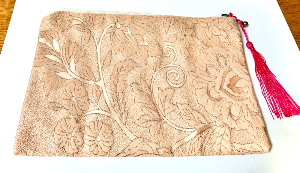 帯リメイク　金襴緞子（きんらんどんす）　古き良き時代のヴィンテージ　正絹　金糸の花柄　ポーチ　日常使いに