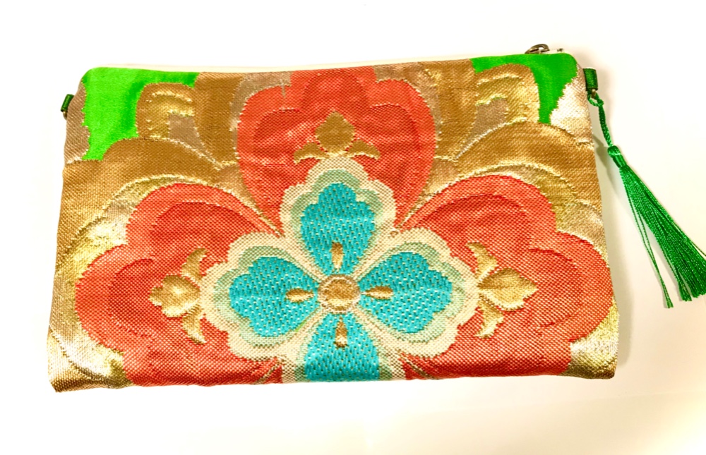 帯リメイク　金襴緞子（きんらんどんす）　古き良き時代のヴィンテージ　正絹　金糸の花柄　ポーチ　日常使いに