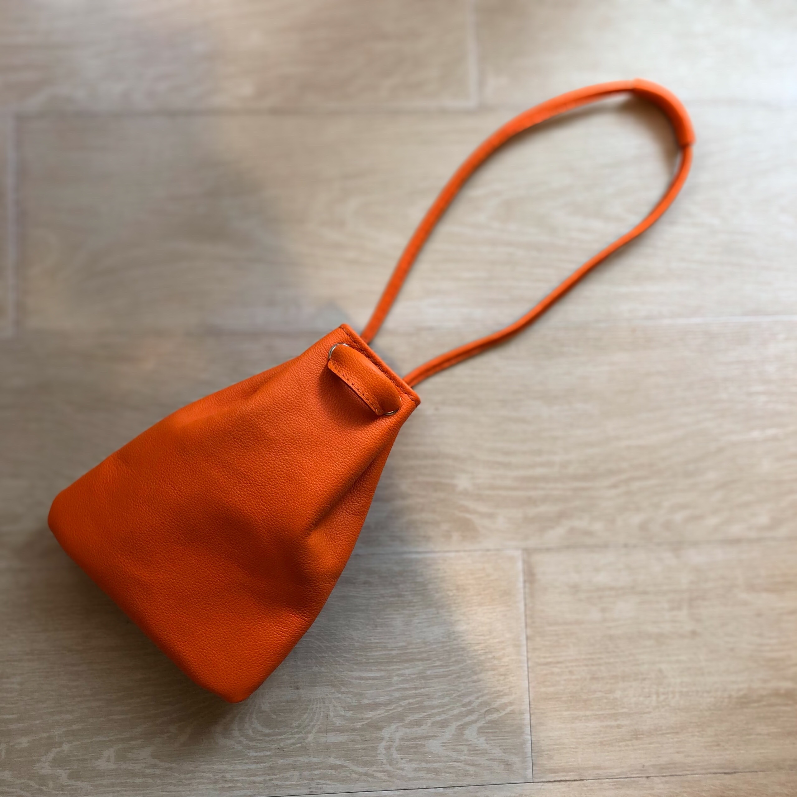 本革 レザー巾着バック シュリンク型押しオレンジ】 巾着バッグ