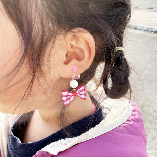 子供用イヤリング】ギンガムチェックリボンのキッズイヤリング 