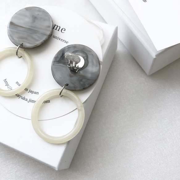 circle earring gray×white 2枚目の画像