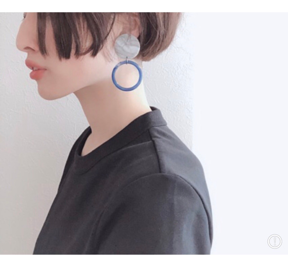 circle earring gray×white 3枚目の画像