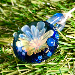ガラスのネックレスrainbow flower   -blue背景- 2枚目の画像
