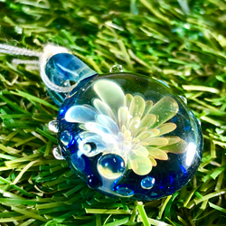 ガラスのネックレスrainbow flower   -blue背景- 3枚目の画像