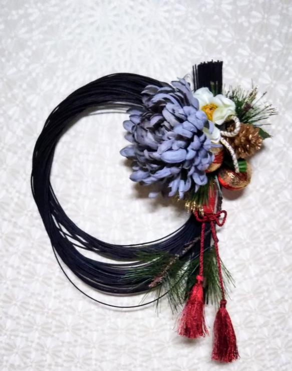 黒のラタンリースに大輪のグレーの菊の和モダンお正月飾り 1枚目の画像