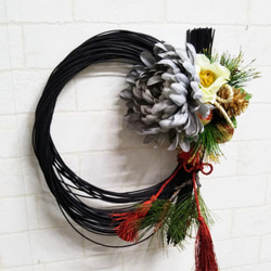 黒のラタンリースに大輪のグレーの菊の和モダンお正月飾り 2枚目の画像