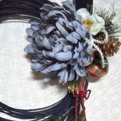 黒のラタンリースに大輪のグレーの菊の和モダンお正月飾り 3枚目の画像