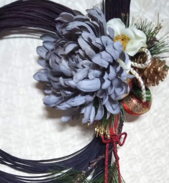 黒のラタンリースに大輪のグレーの菊の和モダンお正月飾り 3枚目の画像