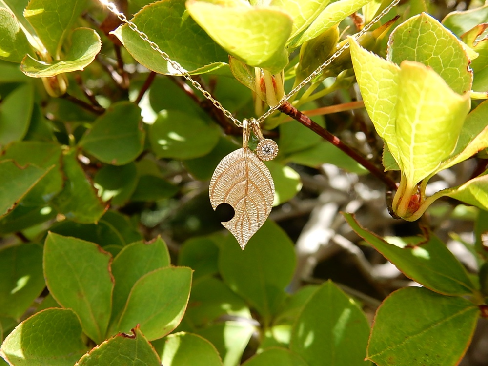 Serie di scintilla “tarlatura”　ー虫食い葉っぱのネックレスー　K10/ダイヤモンド